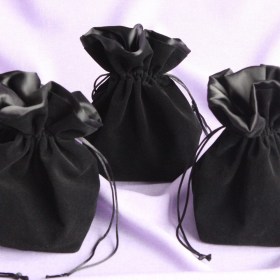Упаковка для подарков из черного бархата